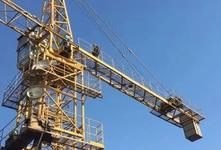 突发 西关装饰城一男子欲跳塔吊轻生