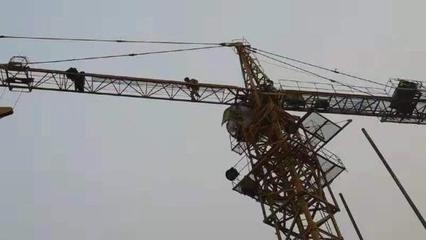 民工讨薪被困塔吊 衡水消防员高空成功解救