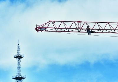 男子凌晨爬塔吊 事发莲花池东路一在建工地 事件尚在调查_新浪新闻