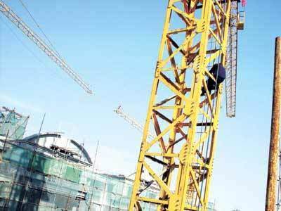 北京一民工爬上塔吊 讨回工钱后当众下跪(组图)