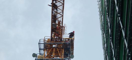 塔吊司机因病晕倒被困60米高空 多方协作成功救援