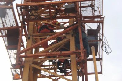 塔吊上的生死瞬间 固原女子14层楼高救援纪实