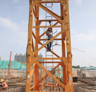 攀登天际的钢铁巨人 揭秘600米高空塔吊的安装与爬升奥秘
