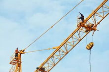 塔吊上的呐喊 为夫讨薪反被拘，底层劳工维权路在何方？